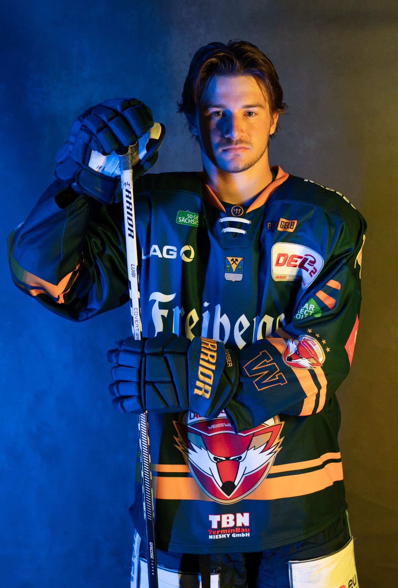 Louis Anders in einer Pose mit Eishockeyausrüstung und Schläger