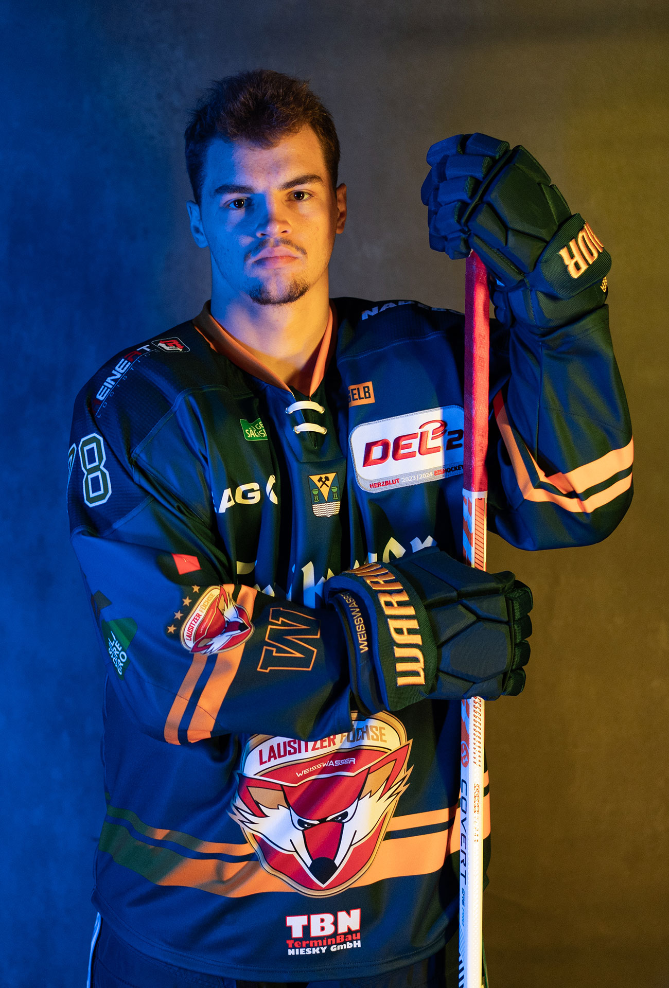 Michael Bartuli in einer Pose mit Eishockeyausrüstung und Schläger