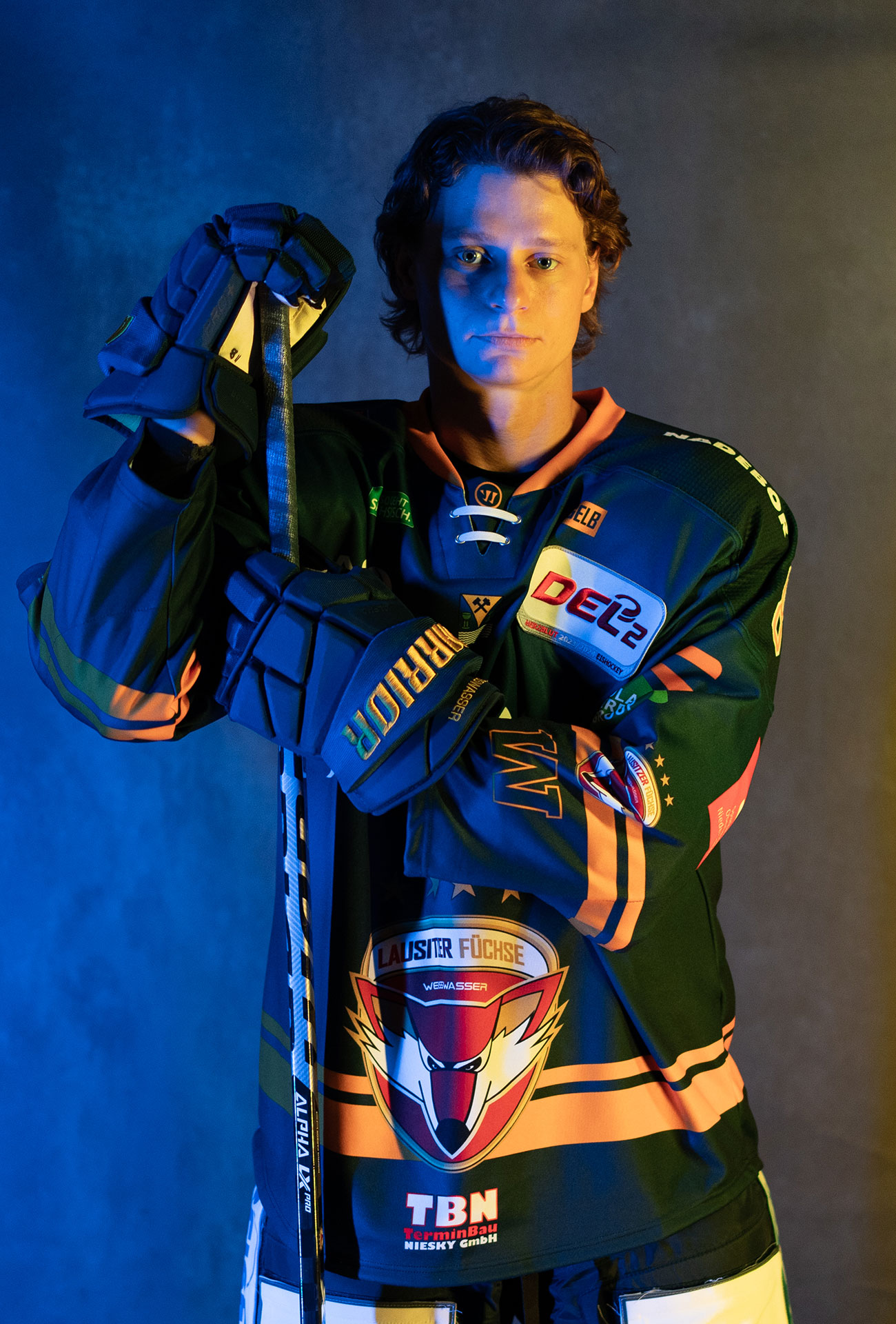 Kristian Blumenschein in einer Pose mit Eishockeyausrüstung und Schläger