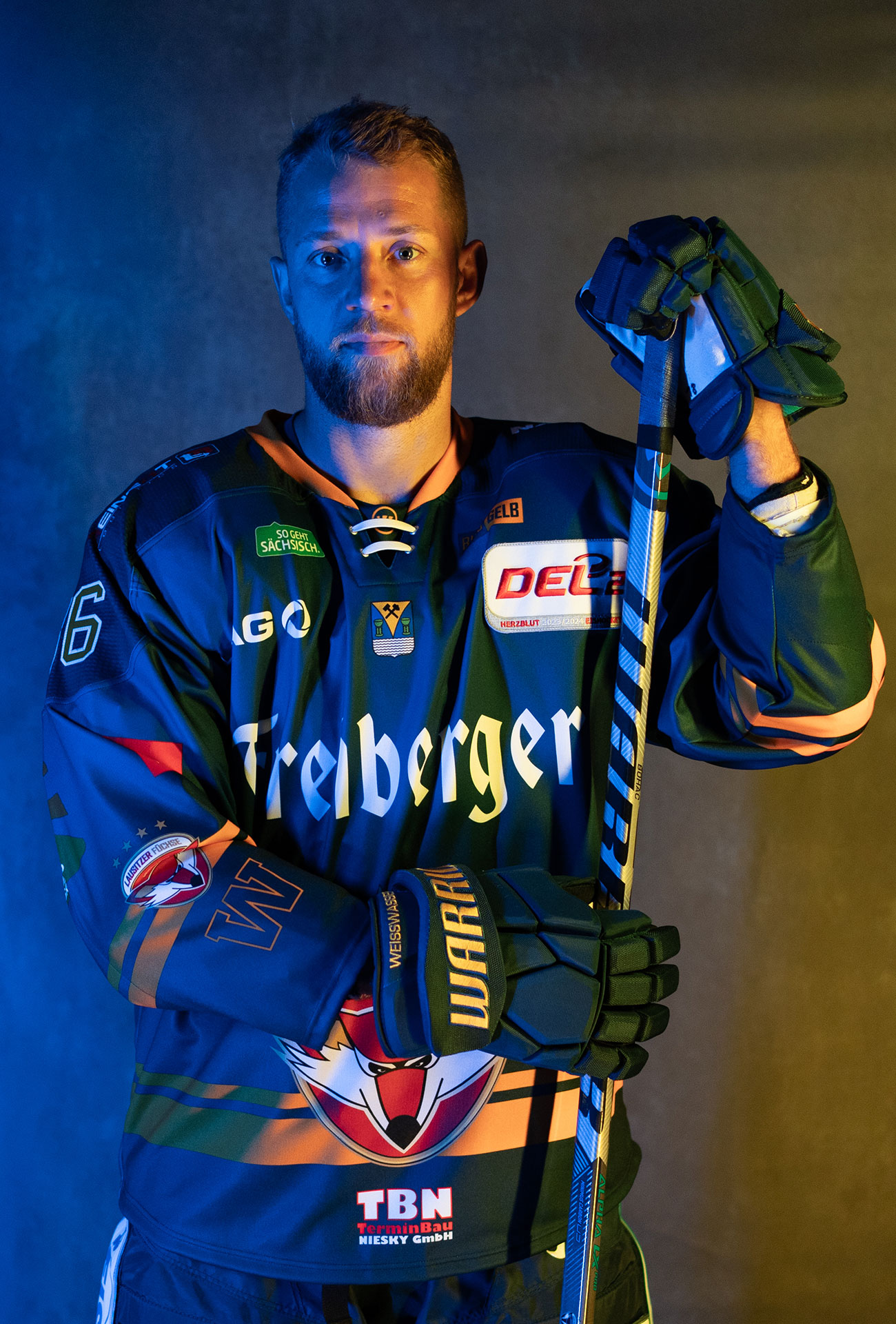 Dominik Bohac in einer Pose mit Eishockeyausrüstung und Schläger