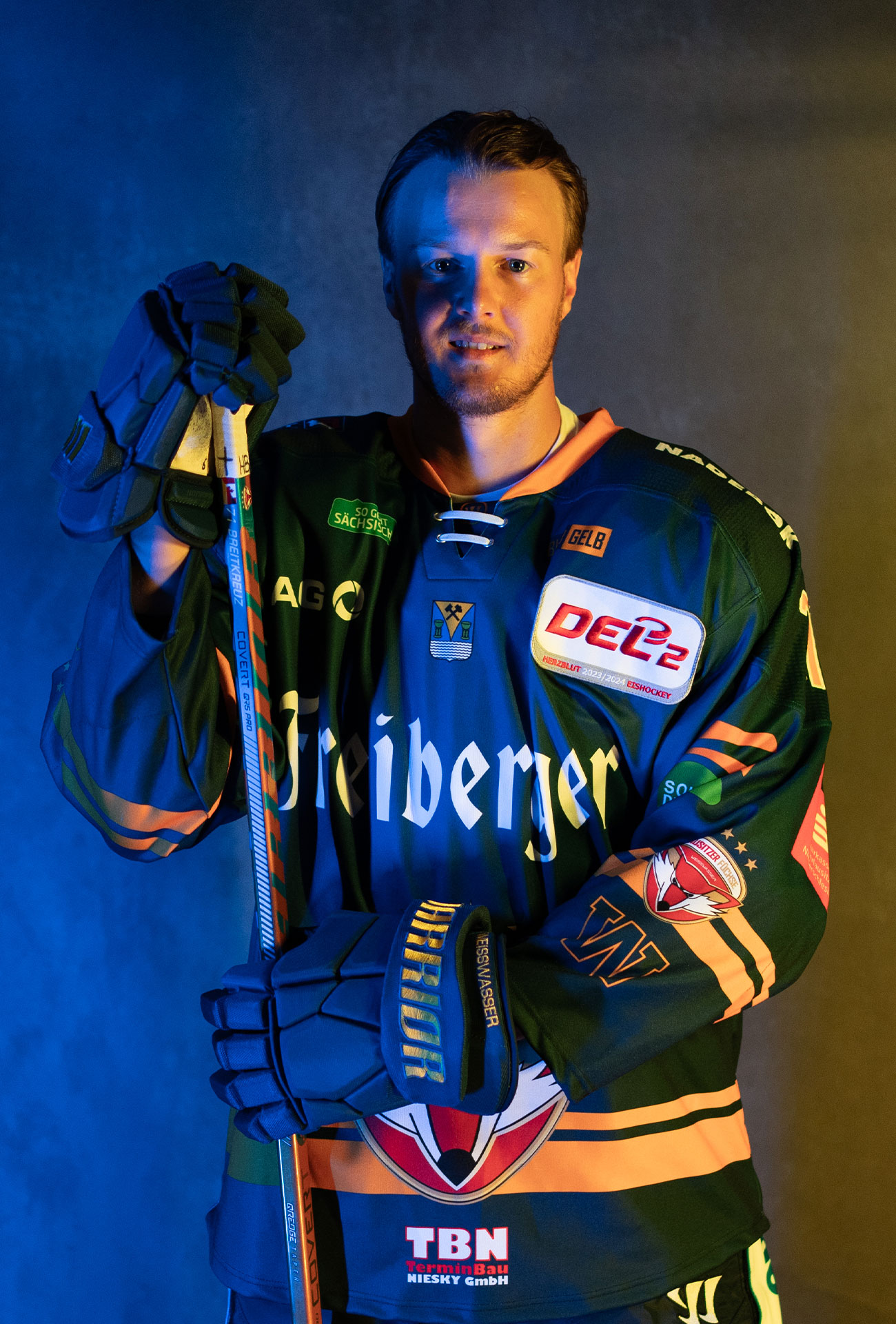 Clarke Breitkreuz in einer Pose mit Eishockeyausrüstung und Schläger