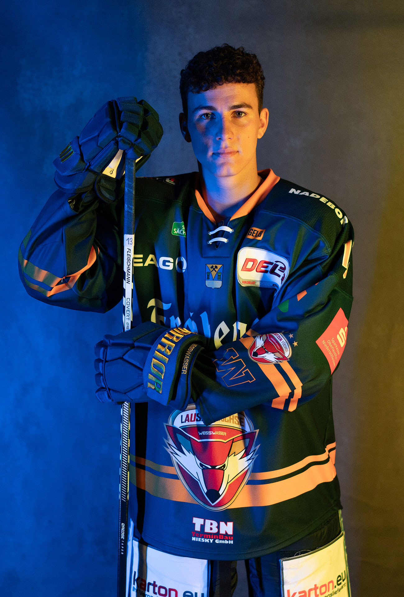 Ilija Fleischmann in einer Pose mit Eishockeyausrüstung und Schläger