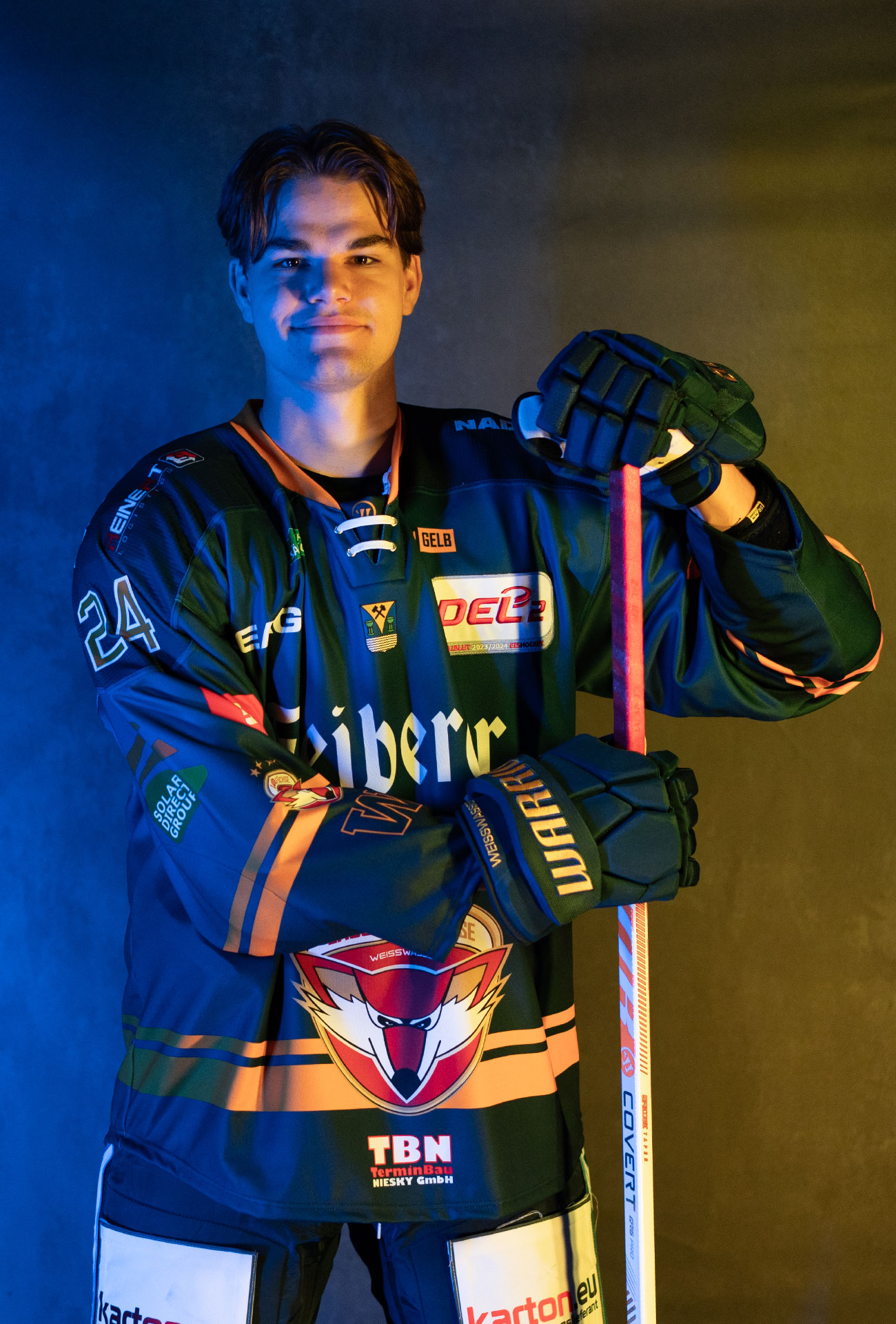 Maximilian Heim in einer Pose mit Eishockeyausrüstung und Schläger