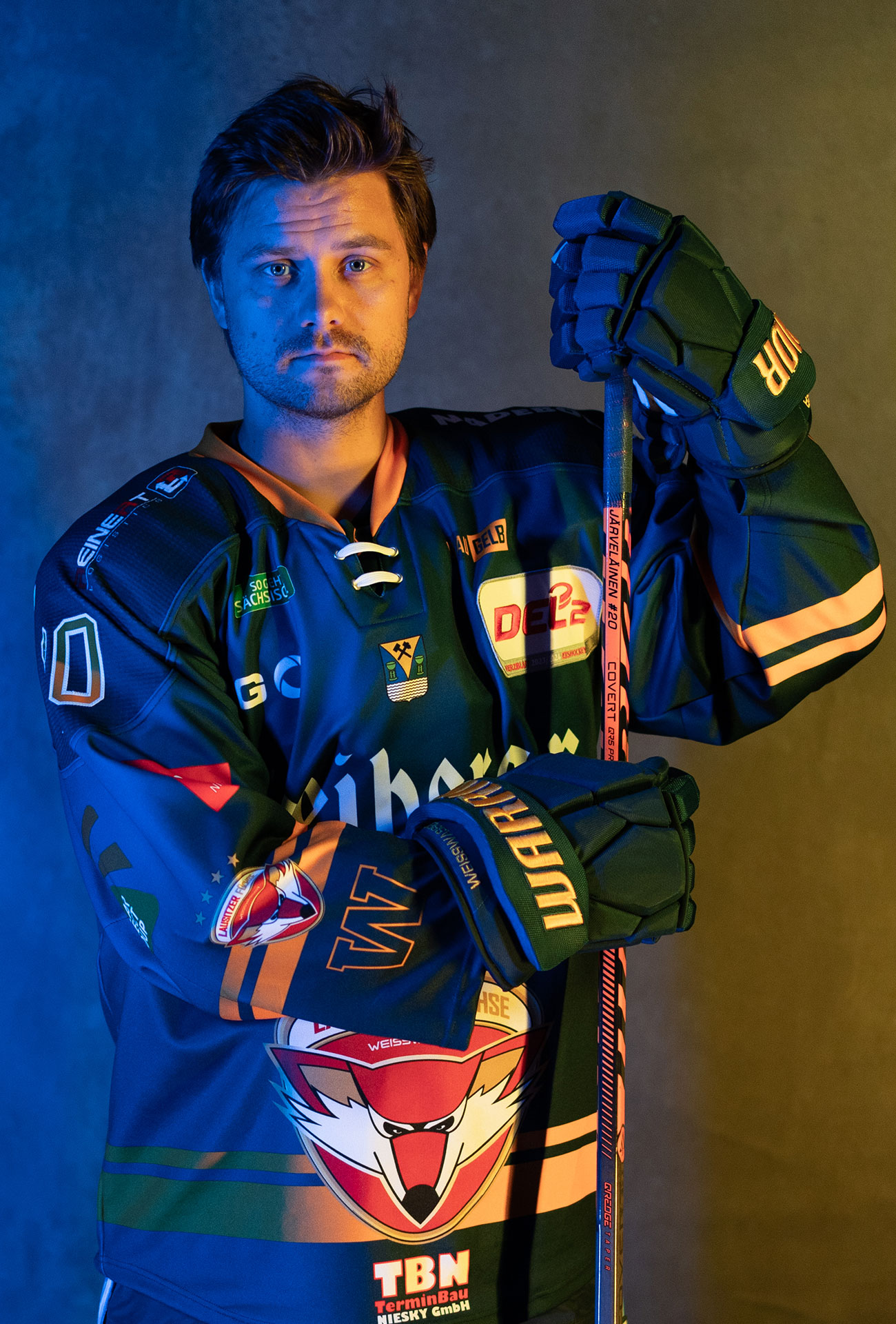 Ville Järveläinen in einer Pose mit Eishockeyausrüstung und Schläger