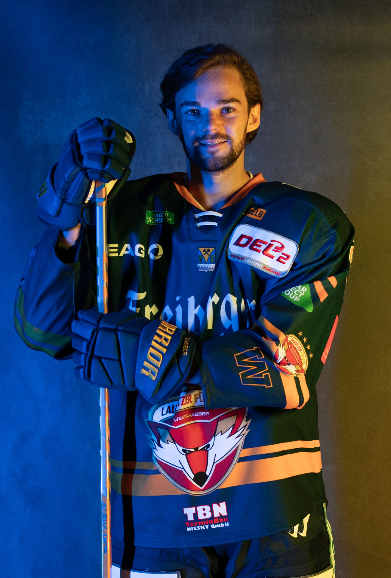 Christoph Kiefersauer in einer Pose mit Eishockeyausrüstung und Schläger