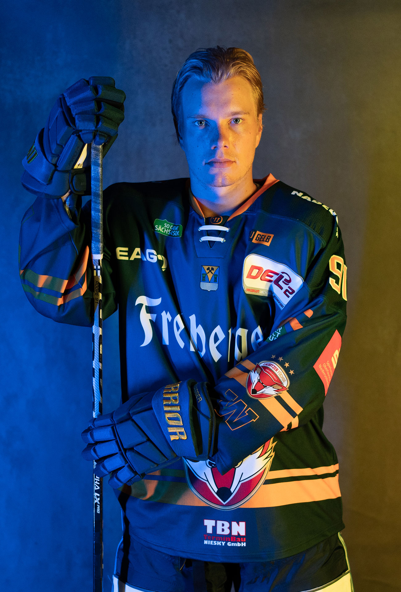 Roope Mäkitalo in einer Pose mit Eishockeyausrüstung und Schläger