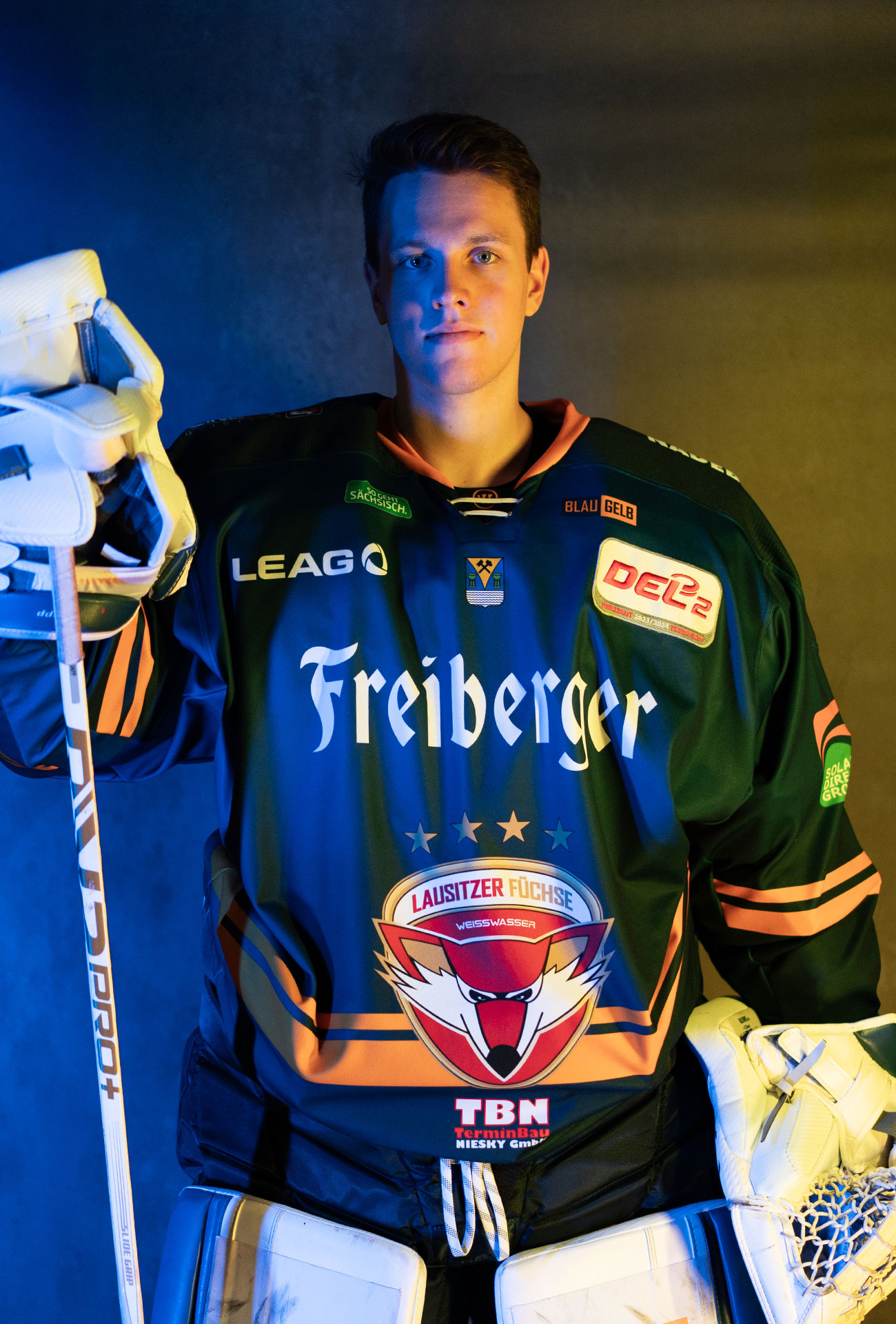 Nikita Quapp in einer Pose mit Eishockeyausrüstung und Schläger