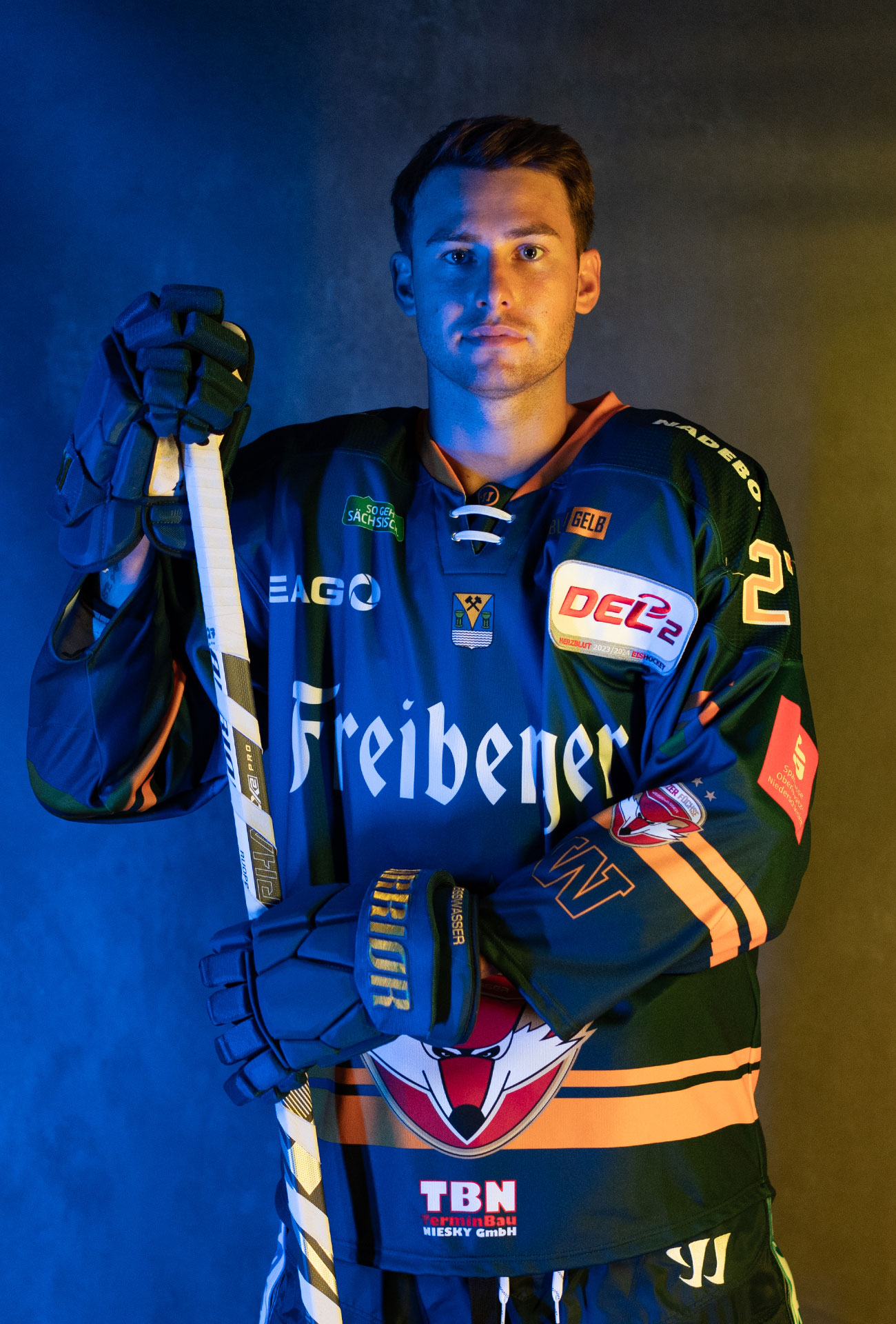 Sam Ruopp in einer Pose mit Eishockeyausrüstung und Schläger
