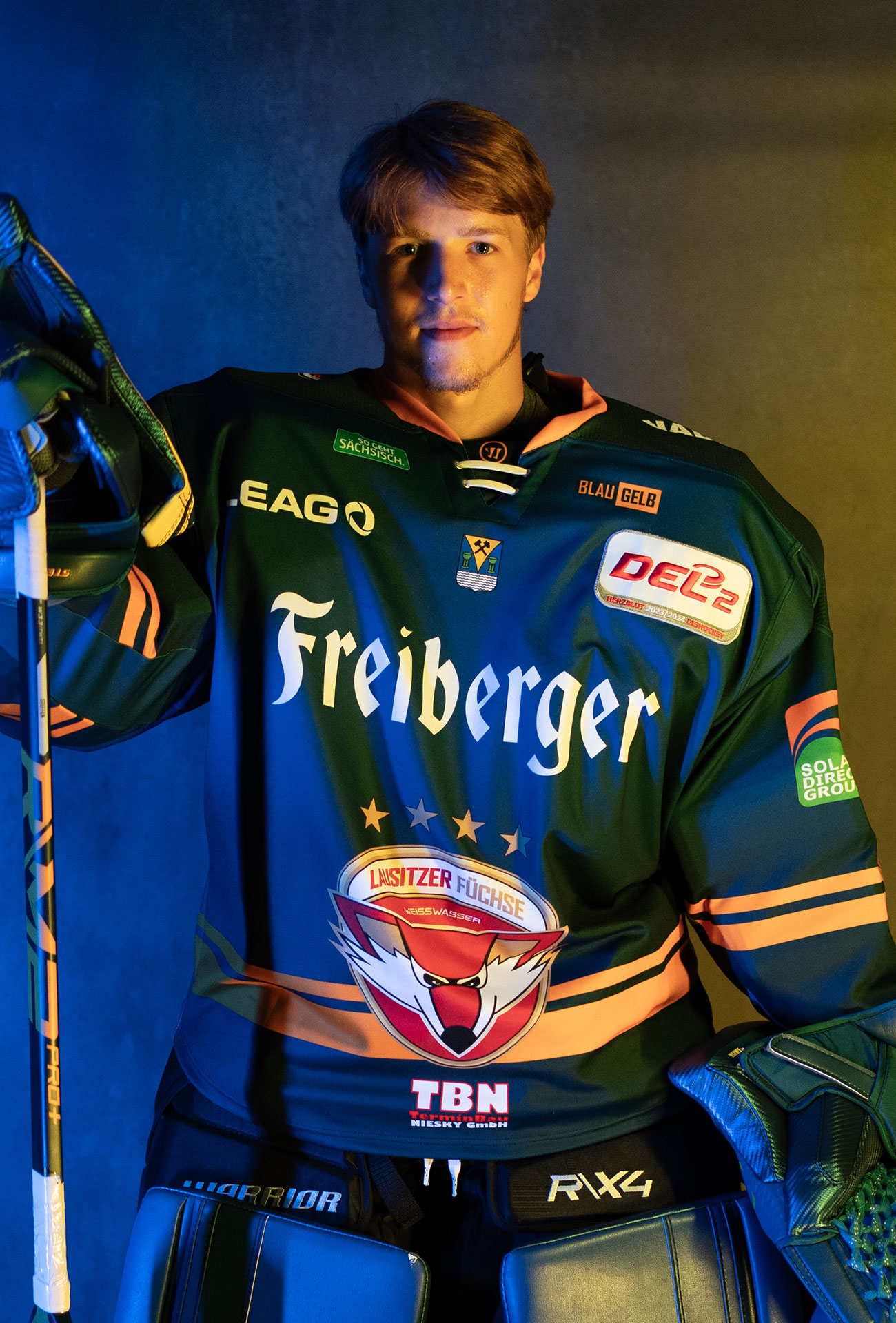 Tommi Steffen in einer Pose mit Eishockeyausrüstung und Schläger