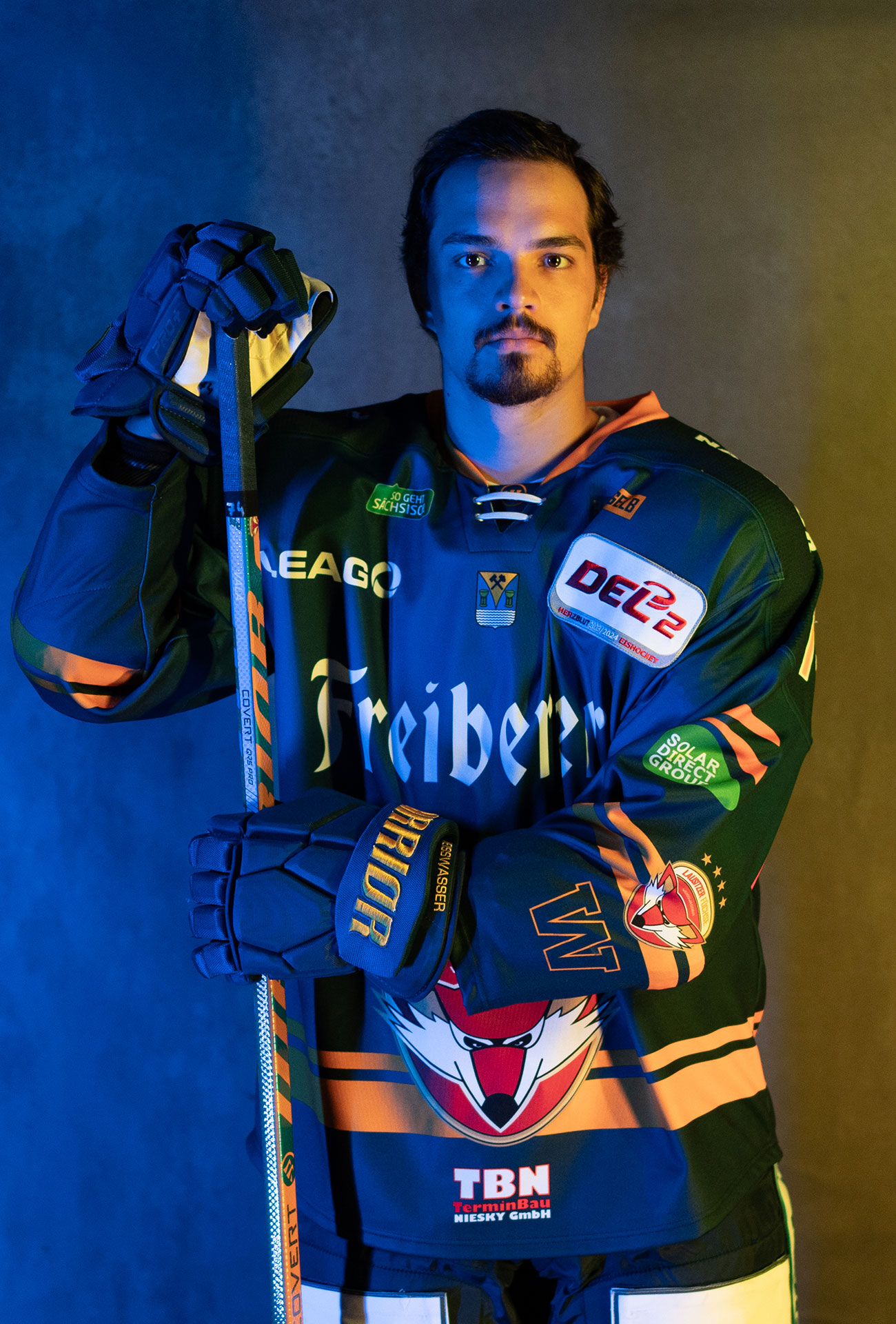 Lukas Valasek in einer Pose mit Eishockeyausrüstung und Schläger