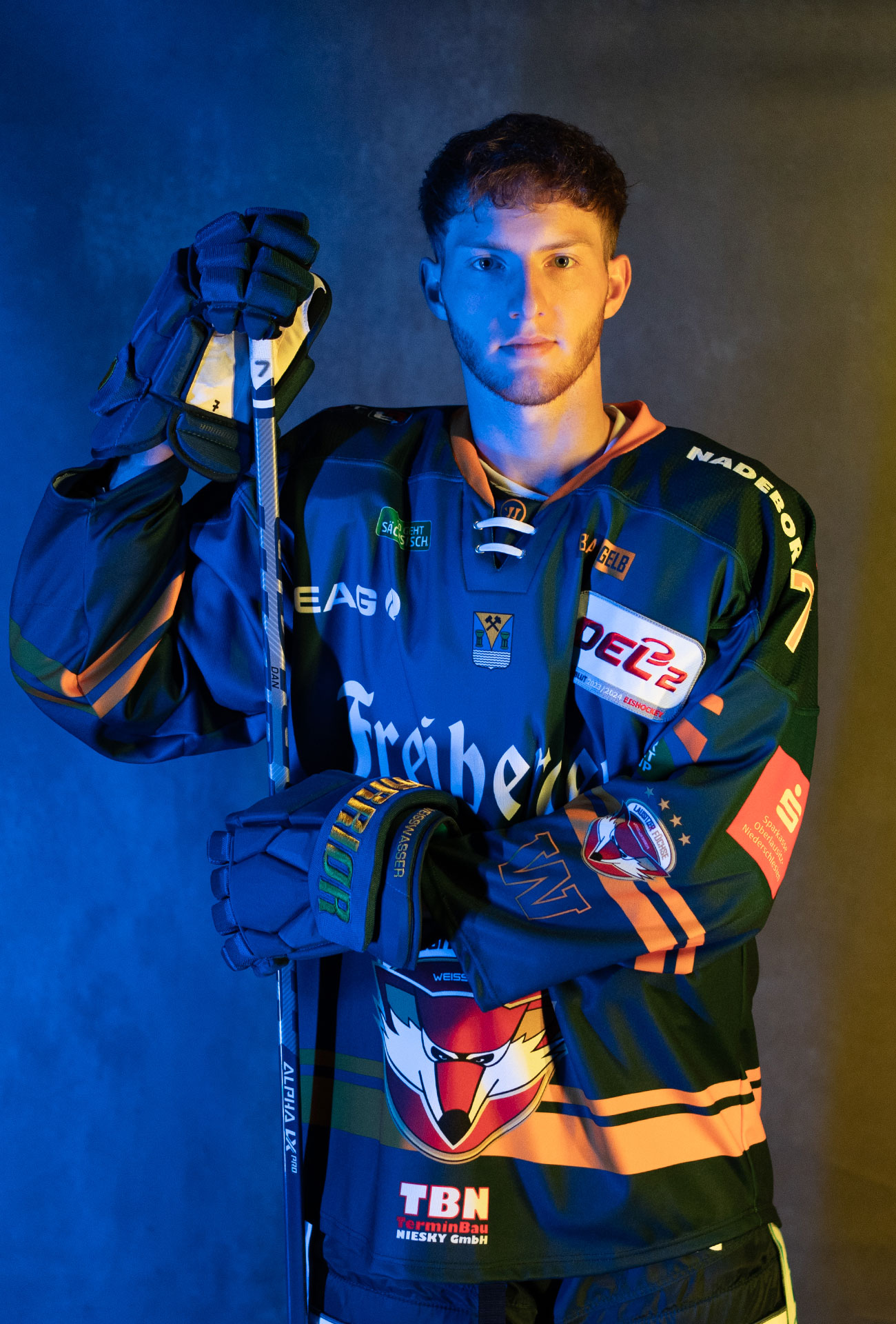 Daniel Visner in einer Pose mit Eishockeyausrüstung und Schläger