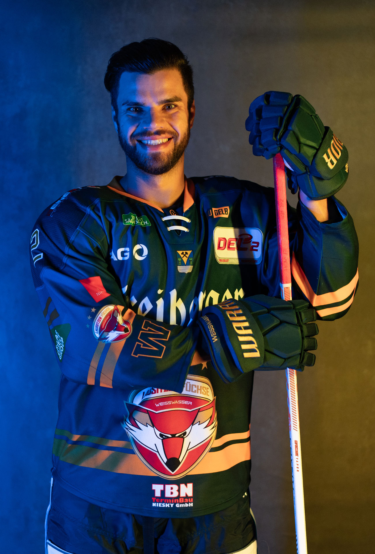 Sebastian Zauner in einer Pose mit Eishockeyausrüstung und Schläger