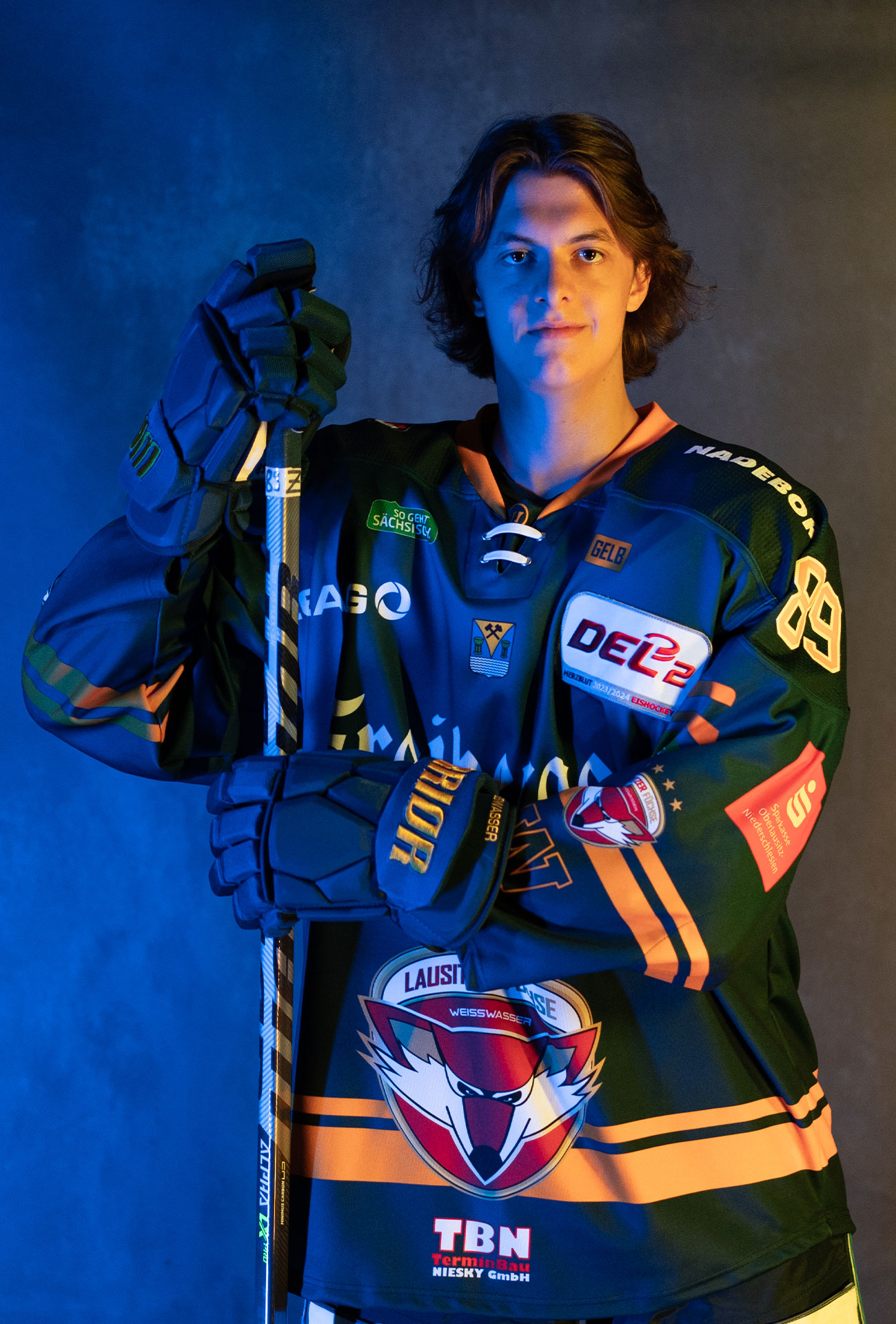 Philip Ziesche in einer Pose mit Eishockeyausrüstung und Schläger